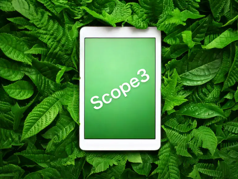 の葉に囲まれた白いタブレット端末の画面に「Scope3」と表示されている。サステナビリティとスコープ3排出の関係を象徴するイメージ画像